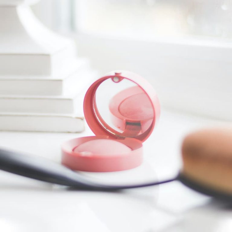 Poudrier de blush rose ouvert