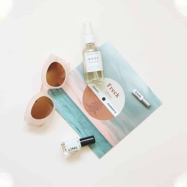 Lunettes de soleil, vernis et brume pour le visage posés à plat