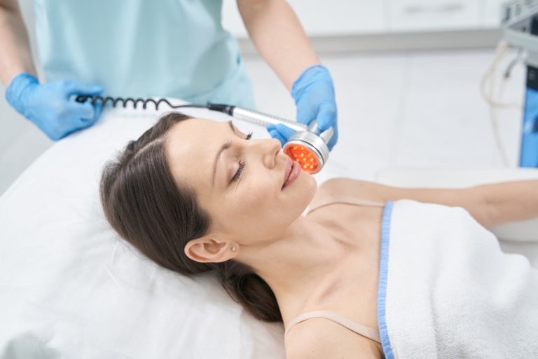 Une femme réagit à la sensation de l’épilation laser