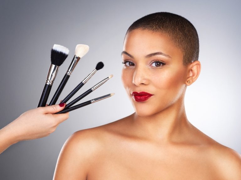 Femme portant un maquillage naturel et lumineux au quotidien