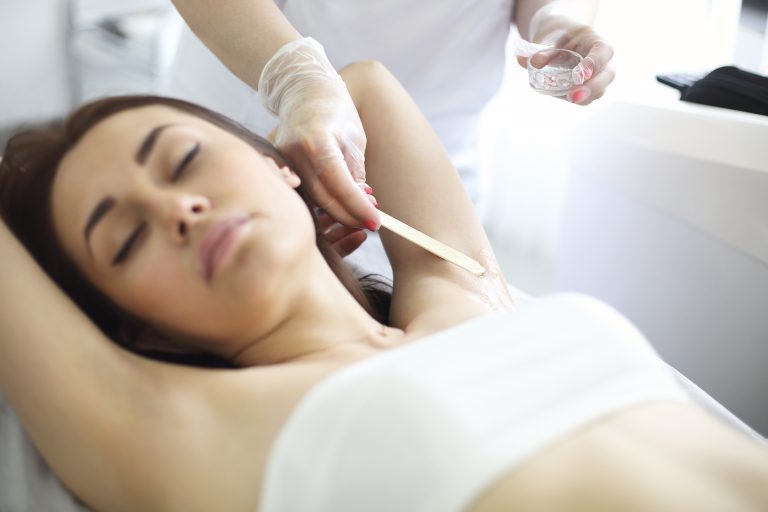 Une femme observe la repousse de ses poils après une épilation