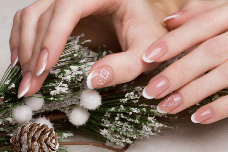 Nettoyage et préparation des ongles avant la pose d’une french manucure