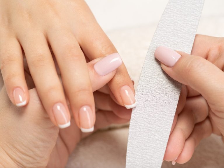 Nettoyage et limage d’ongles courts avant la réalisation d’une french manucure à la maison