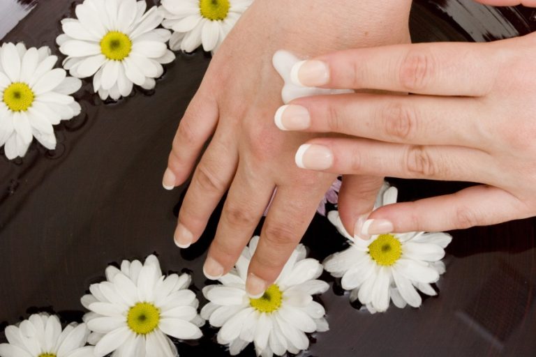 Préparation des ongles avant la manucure avec un bain tiède et un léger polissage