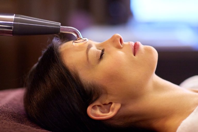 Technicien utilisant l’appareil Hydraface YUMI pour un soin visage complet et personnalisé