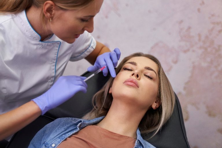Une femme effectue des exercices faciaux légers après une séance de botox