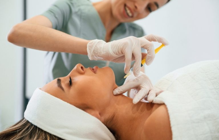 Une femme observe son visage dans le miroir après une injection de botox