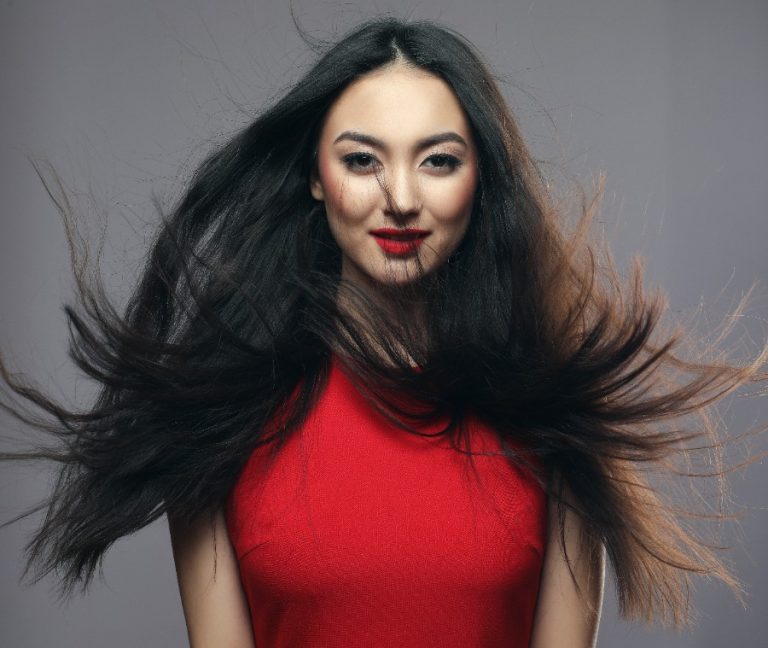 Cheveux noirs brillants avec de subtils reflets rouges visibles à la lumière