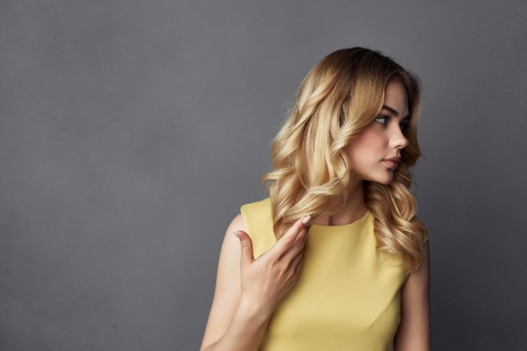 Fille montrant les mèches trop jaunes sur ses cheveux