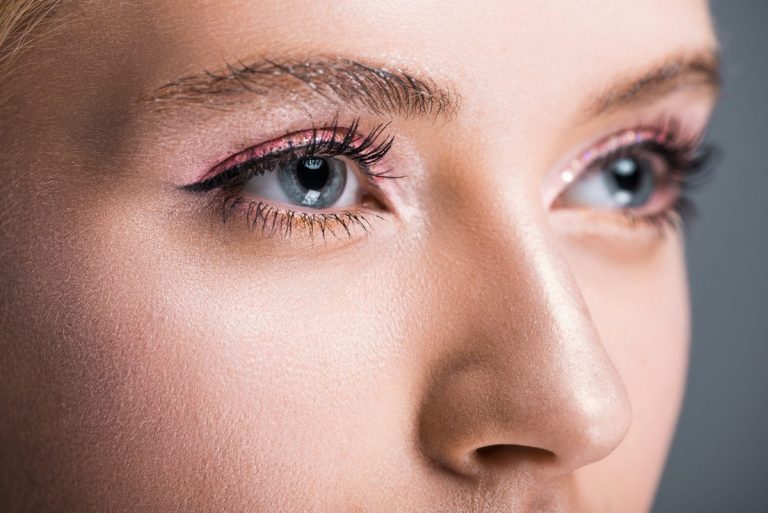 Des yeux magnifiques avec des ras de cils permanents