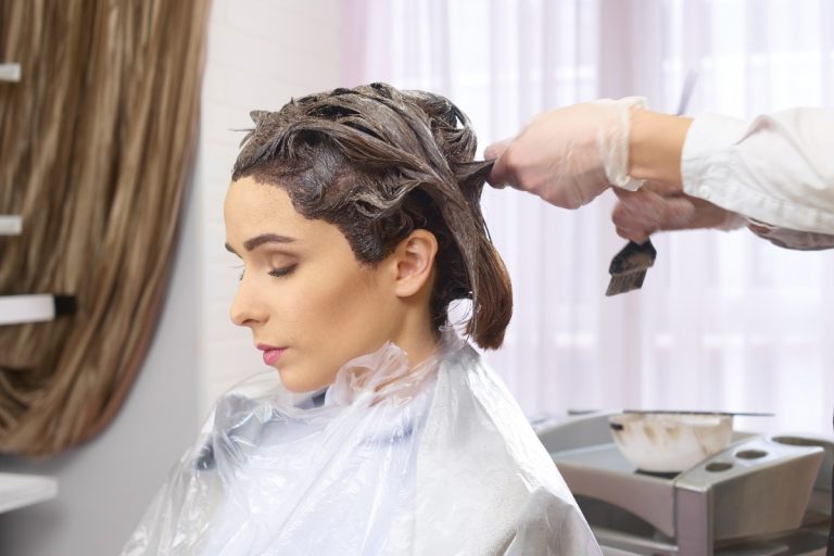 Une femme souhaite une permanente et en même temps une coloration cheveux