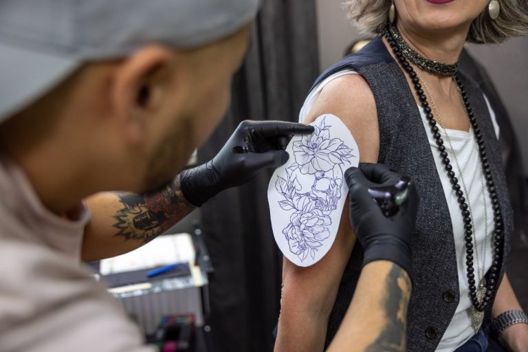 Un stencil de tatouage adhère nettement à la peau avant le passage de l’aiguille