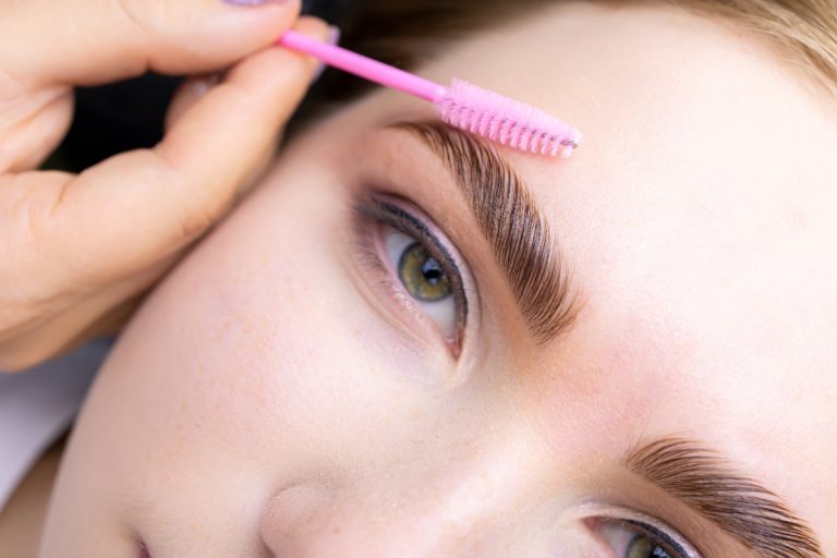 Application d'une-teinture sur les sourcils d'une femme