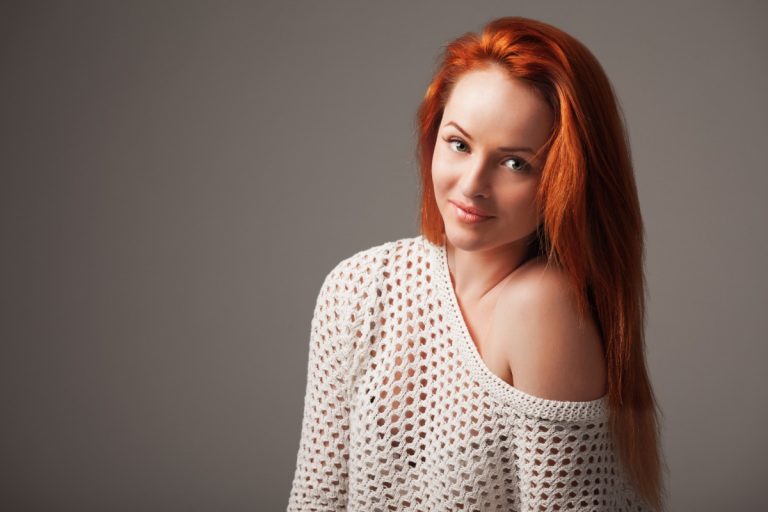 Les cheveux de cette femme deviennent orange après un lissage brésilien