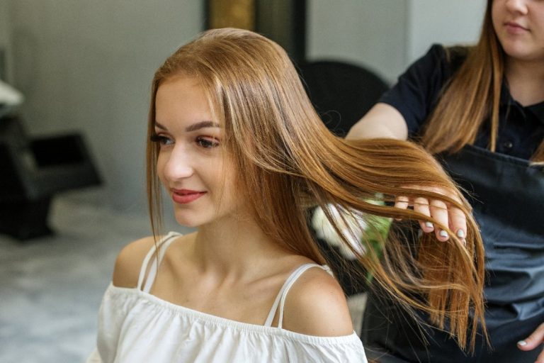 Une jeune femme montrant les résultats de son lissage brésilien dans un salon