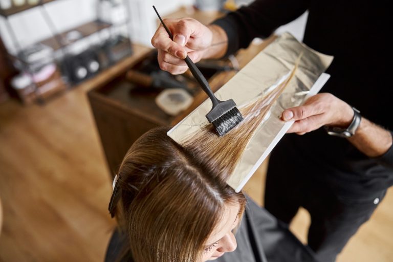 Réalisation de mèche de cheveux en blondes