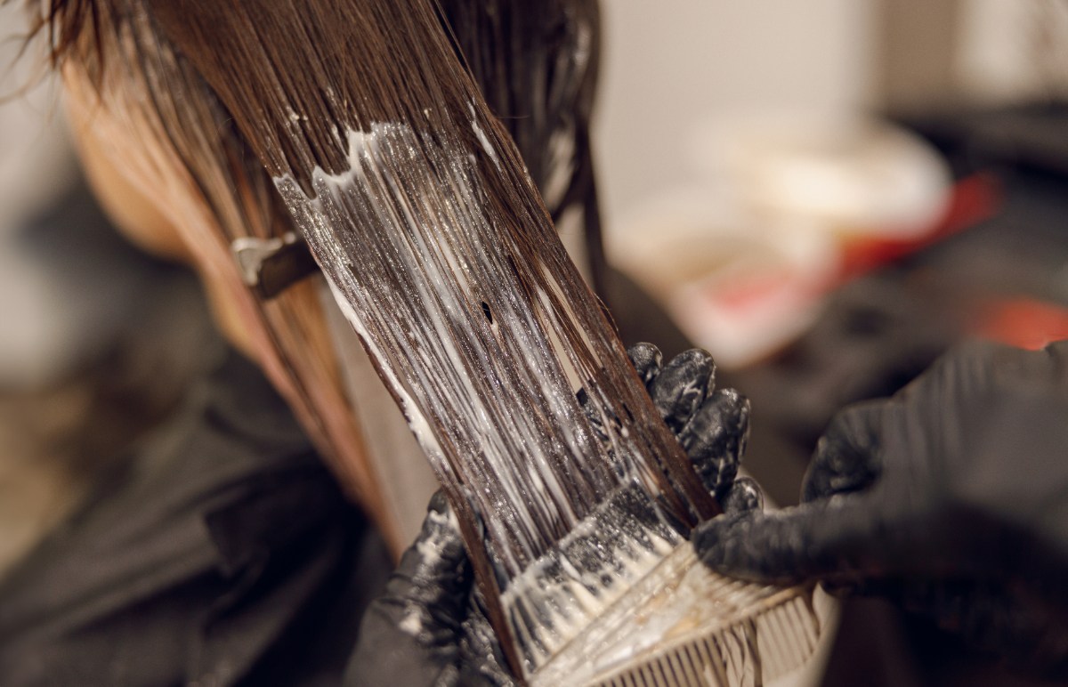 Coloration de cheveux réalisée après un lissage brésilien