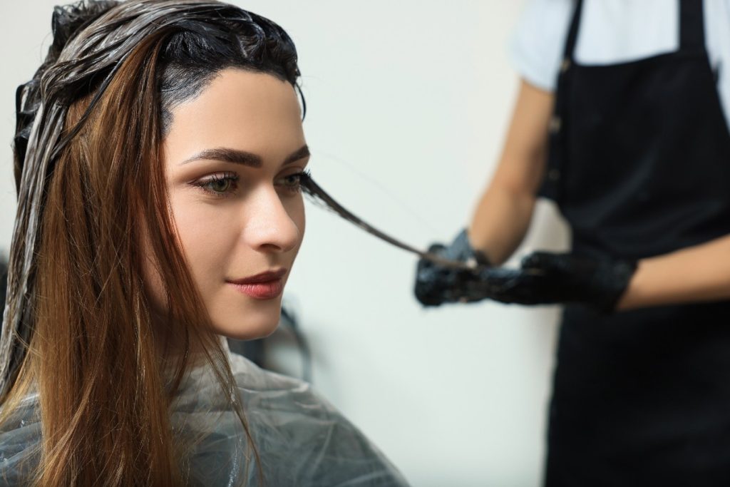 Coloration de cheveux d'une femme dans un salon