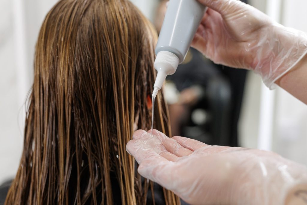 Coloration cheveux d'une femme, après un lissage brésilien, par un professionnel