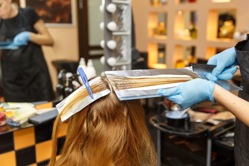 Coloration de cheveux d'une femme