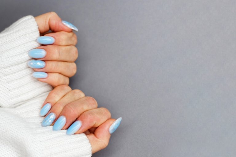 Des mains avec des ongles en gel