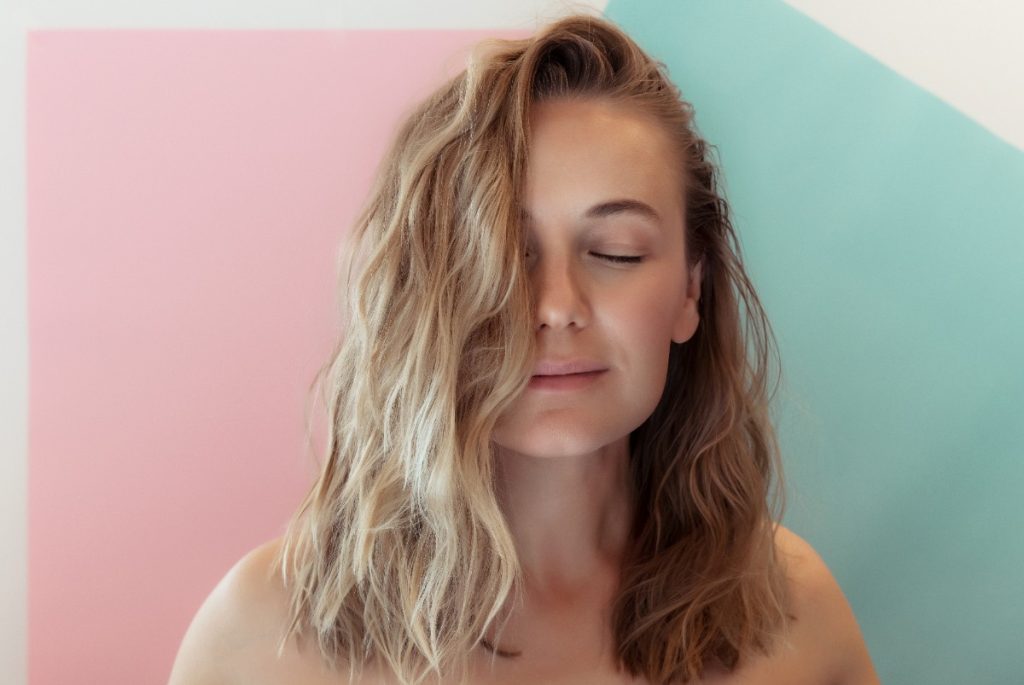 Les cheveux de la femme font des mini-vagues