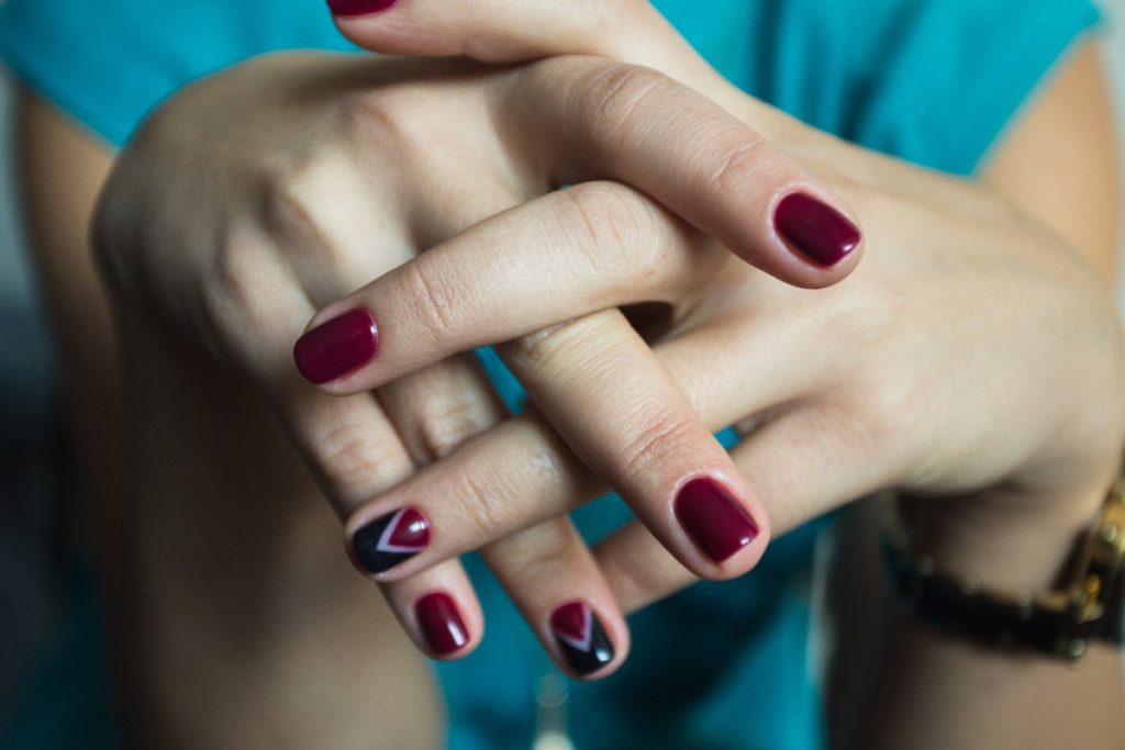 Main d'une personne avec des ongles en gel