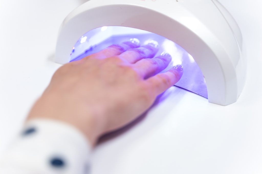 Main posée sous une lampe UV