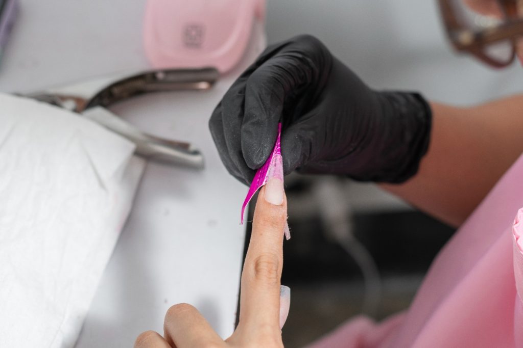 Pose du chablon sur un ongle très poncé