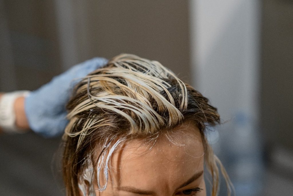 Réalisation de mèche blonde sur des cheveux