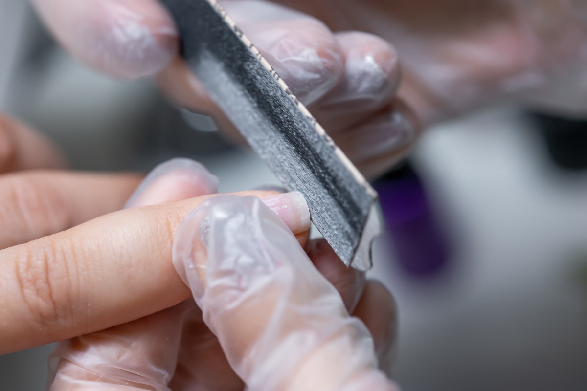 Soins des ongles cassés dans le rose