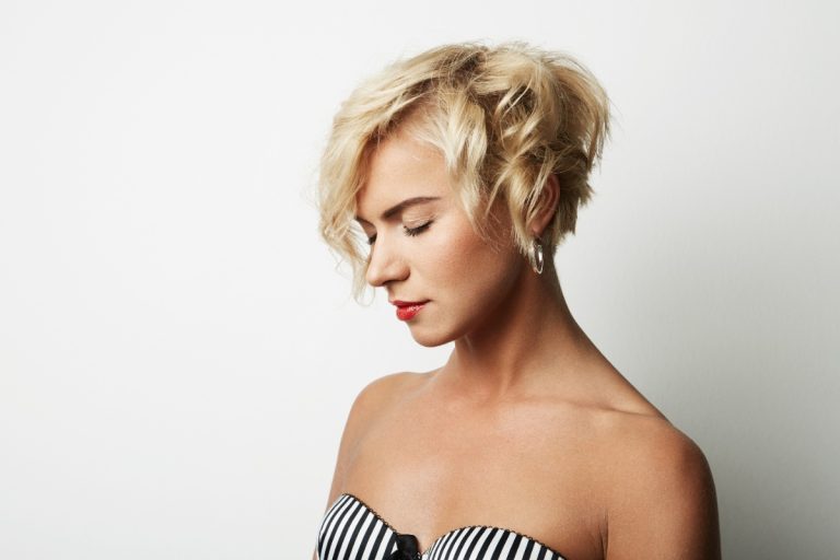 Une femme ayant des cheveux asymétriques
