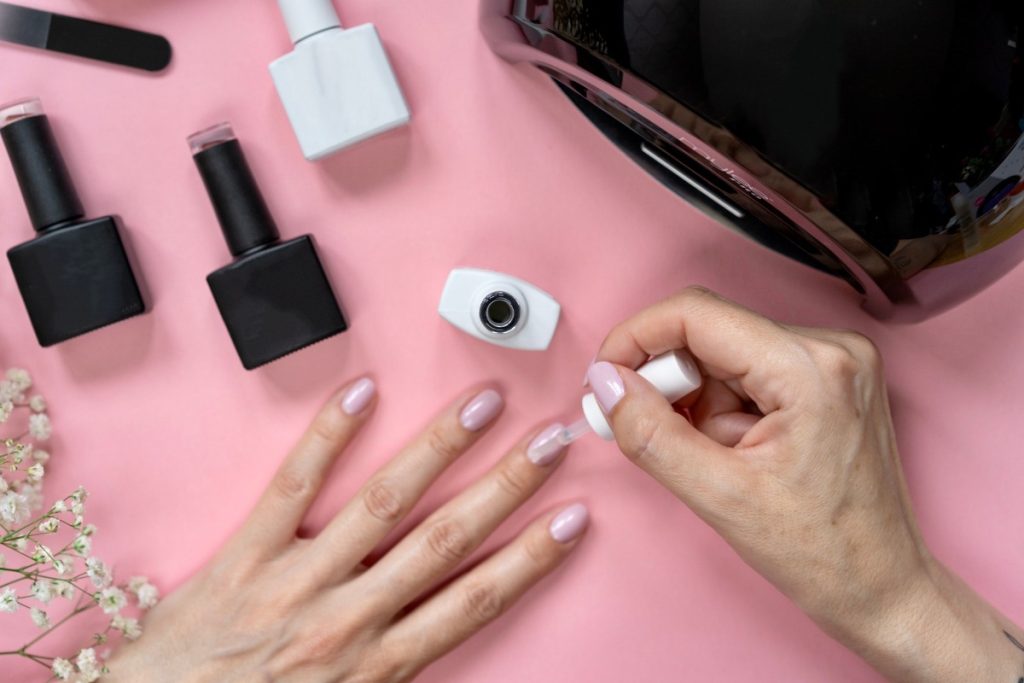 Une femme faisant de la manucure