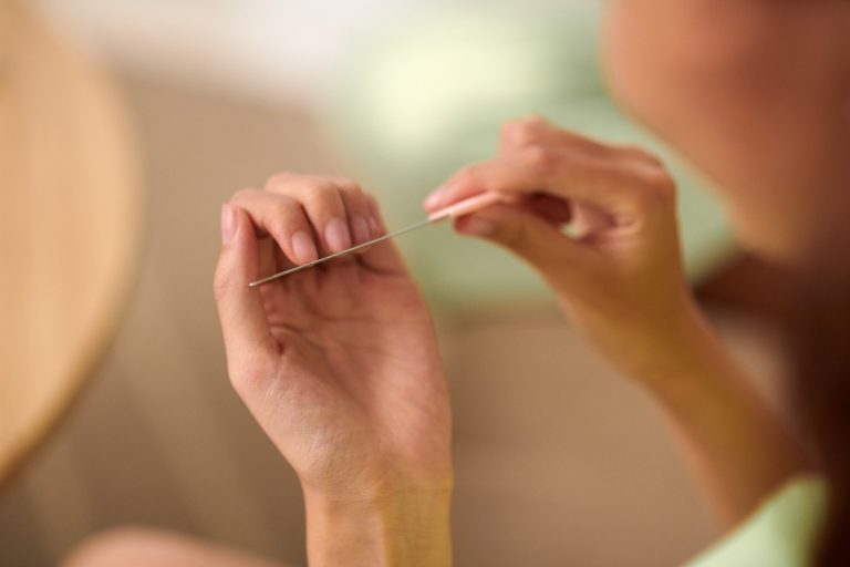 Une femme qui lime ses ongles