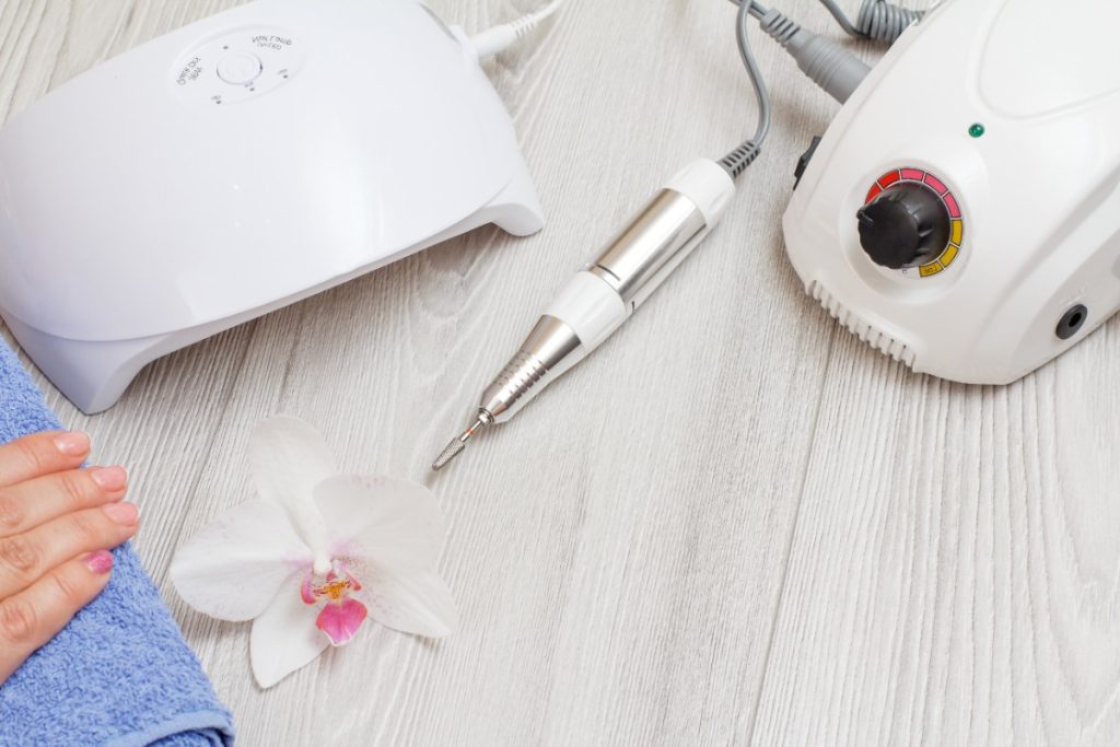 Main d'une femme avec des équipement de manucure