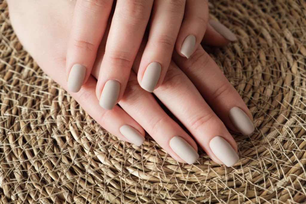 Des ongles gris sur des jolies mains d'une femme