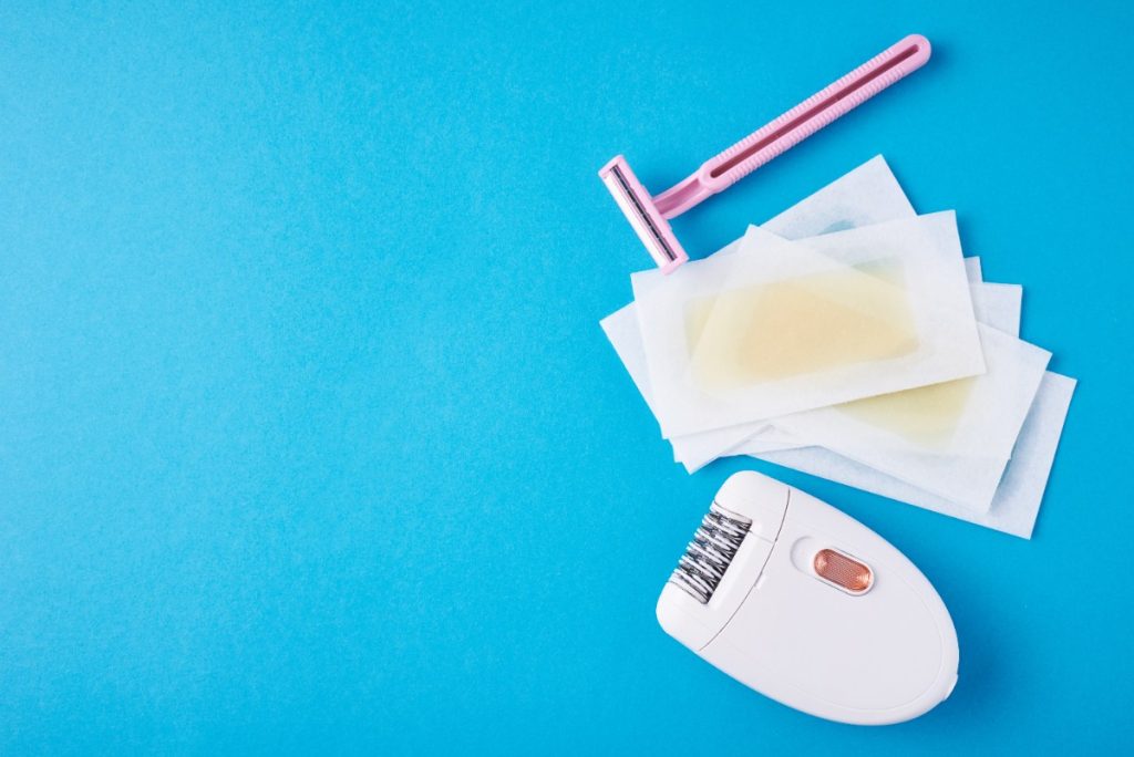 Des outils d'épilation, bande et rasoir