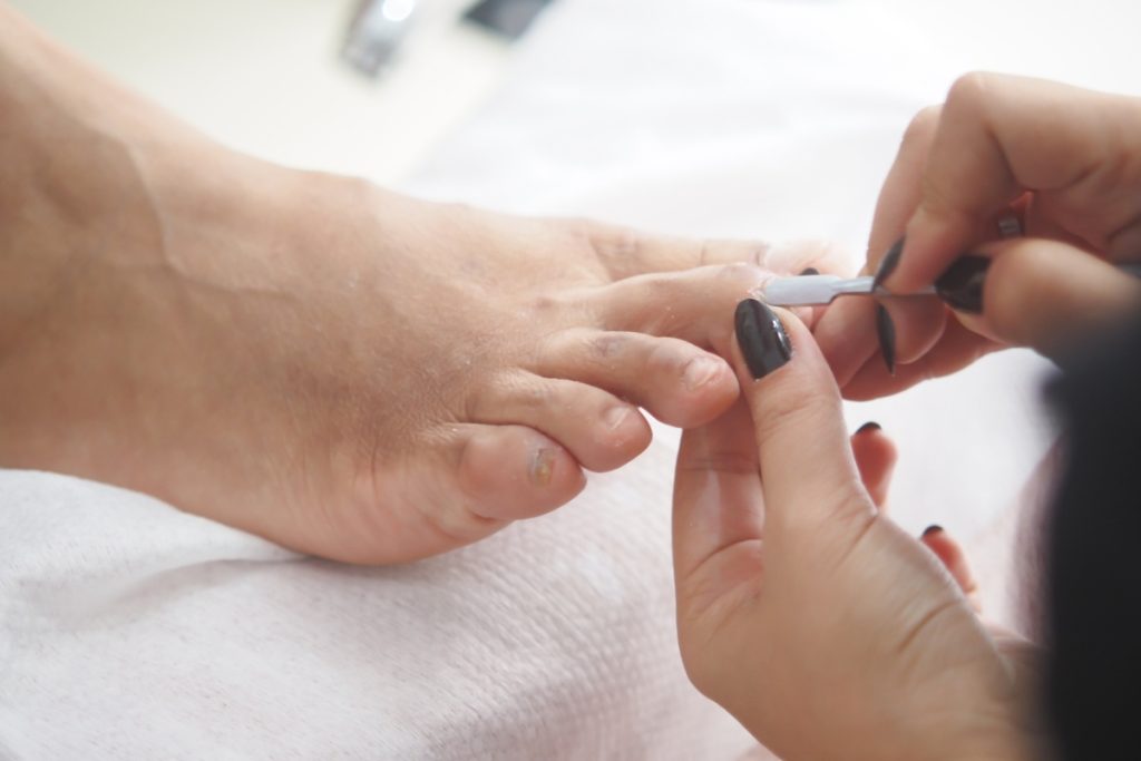 Soins des pieds avec un pédicure professionnel