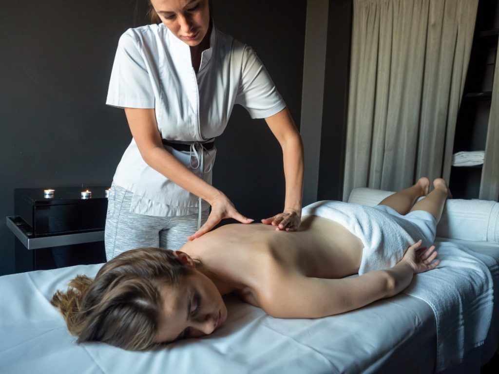 Une belle jeune femme relaxant pendant une séance de massage