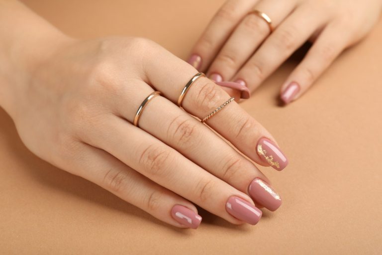 Elégantes mains avec du vernis à ongles chromés