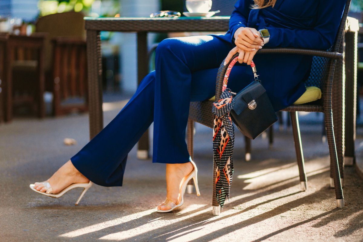 Une femme assise sur une chaise avec un talon
