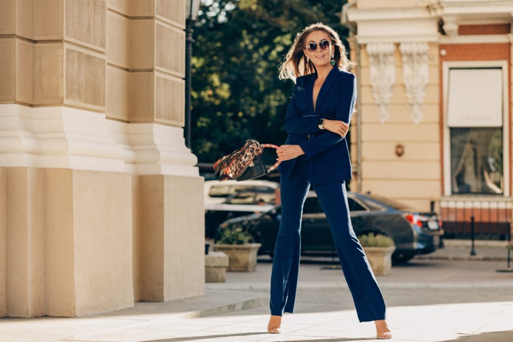 Une femme élégante portant un ensemble bleu marine