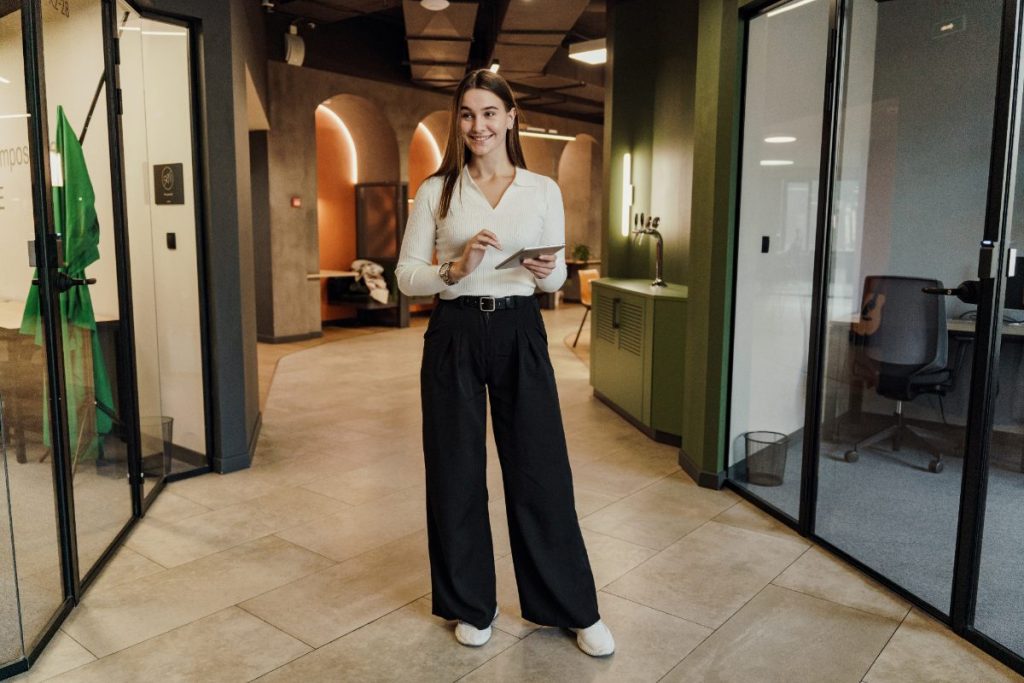 Une femme professionnelle portant un pantalon long