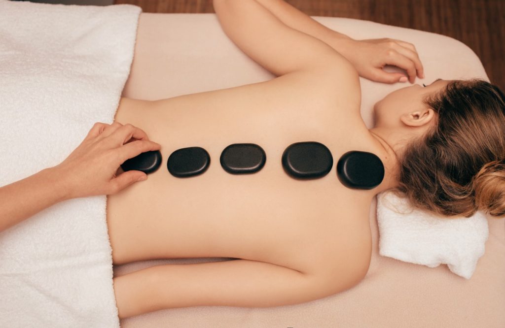 Une femme recevant un massage aux pierres chaudes