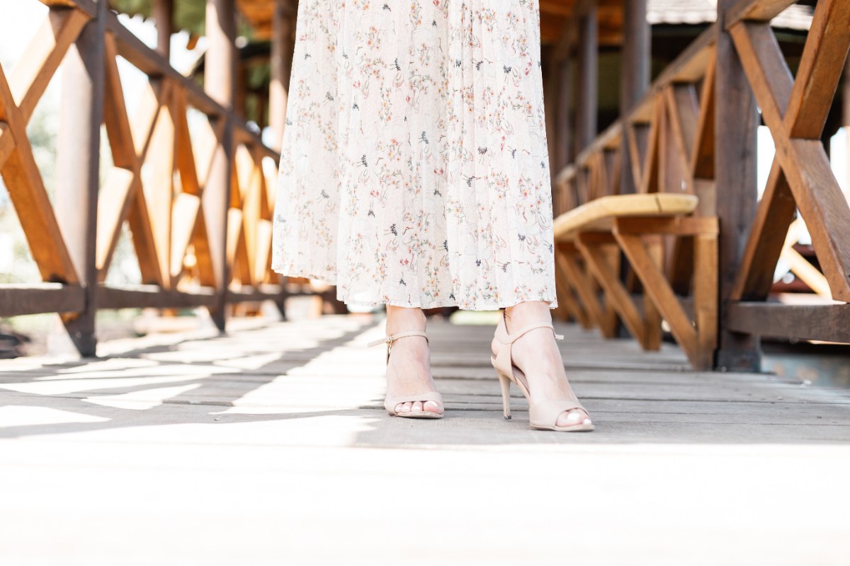 Une femme portant une robe fleurie et un talon