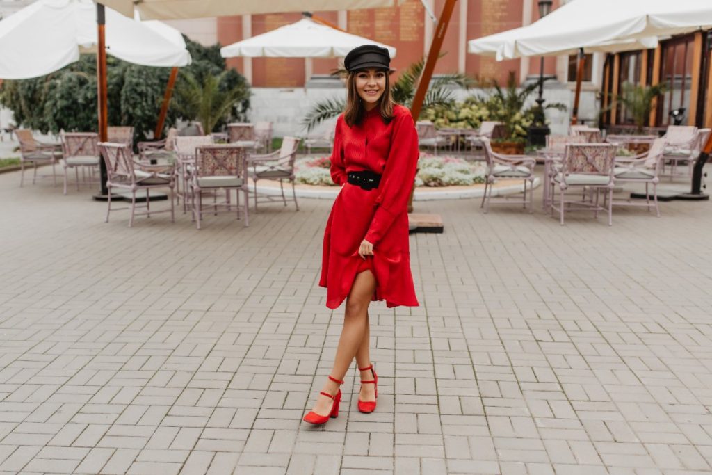 Une fille portant une robe rouge avec une ceinture noire