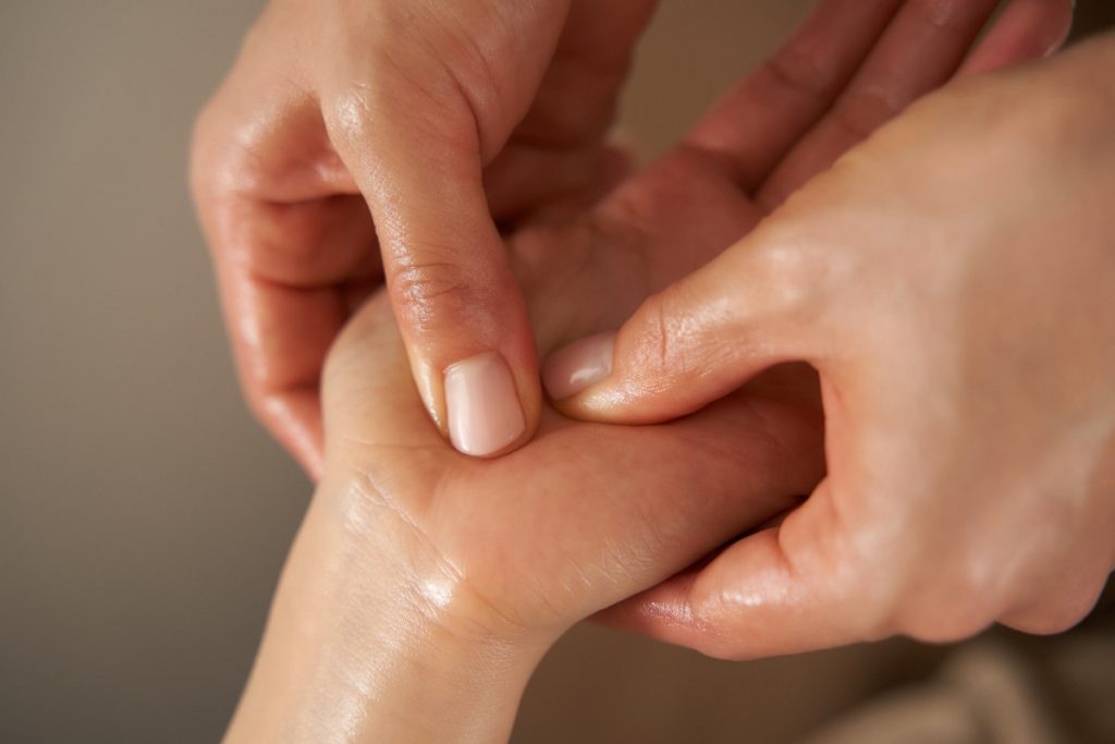 Une personne faisant un massage des mains