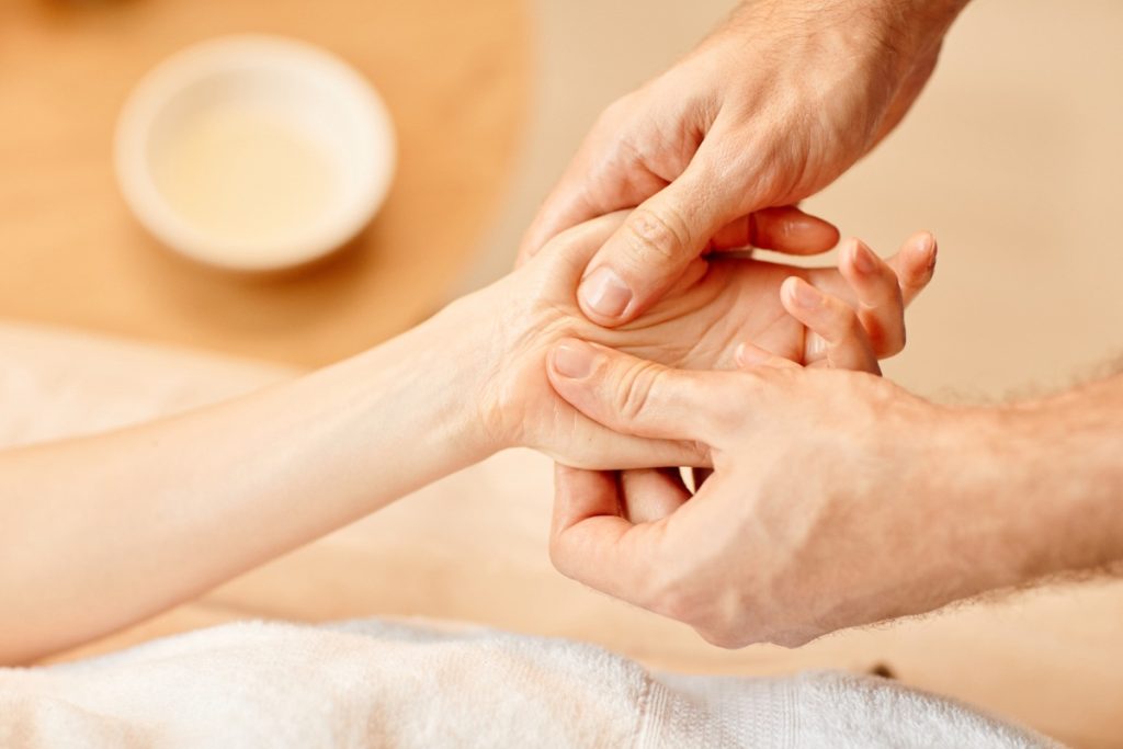 Un massage des mains dans un spa