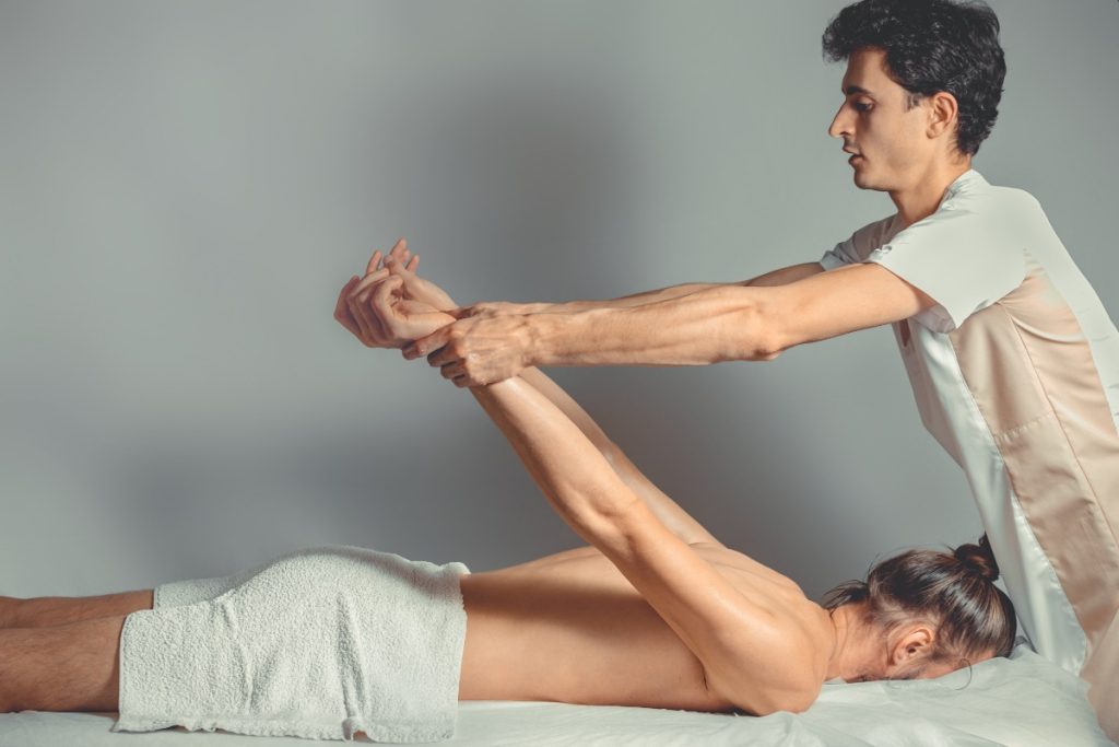 Une personne recevant un massage