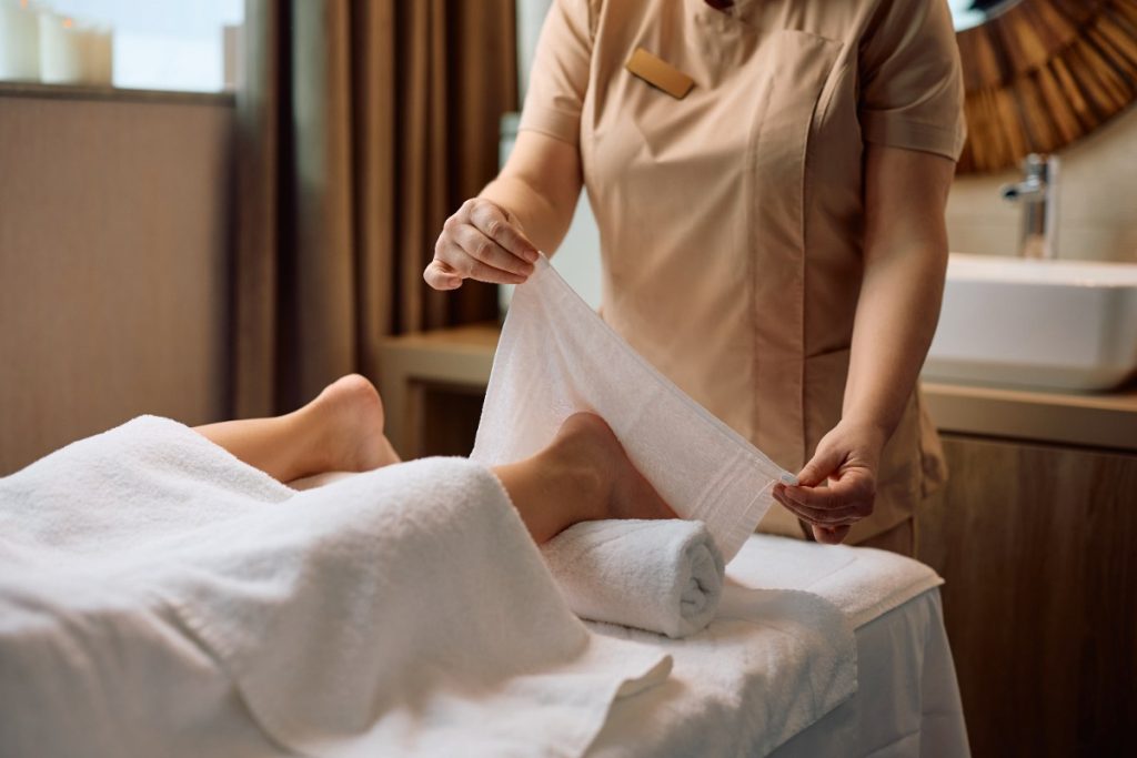 Une personne utilisant une serviette pour se couvrir pendant un massage